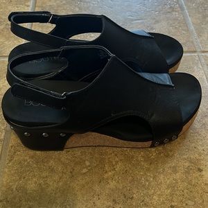 Corky’s Black wedge size 10